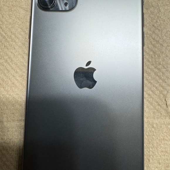 iPhone 11 Pro Max - Picture 2 of 3